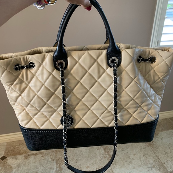 Original Channel bag . - Picture 2 of 6